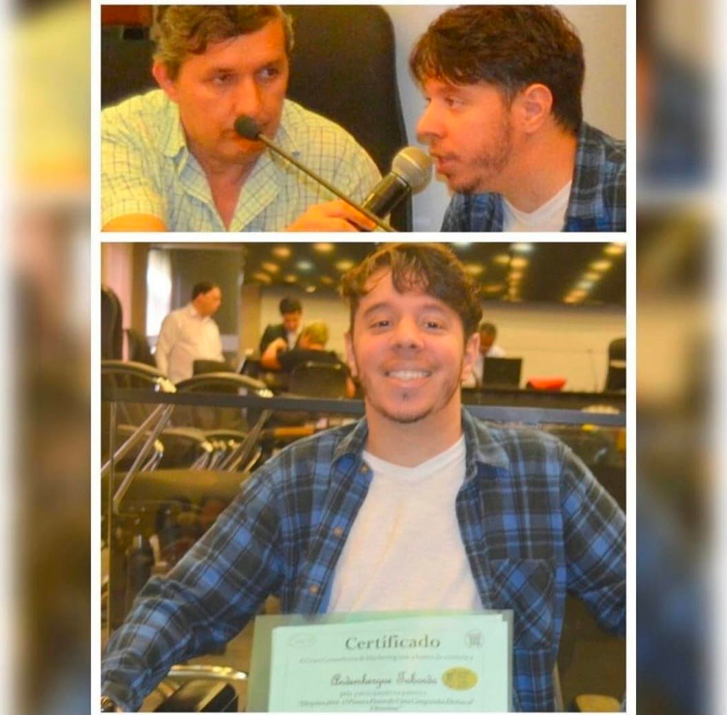 Berguim discursando ao microfone na Câmara Municipal de Nova Friburgo sobre acessibilidade, e recebendo um certificado pela participação.